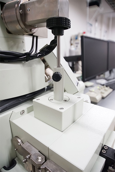 電界放出型走査電子顕微鏡システム（FE-SEM)　